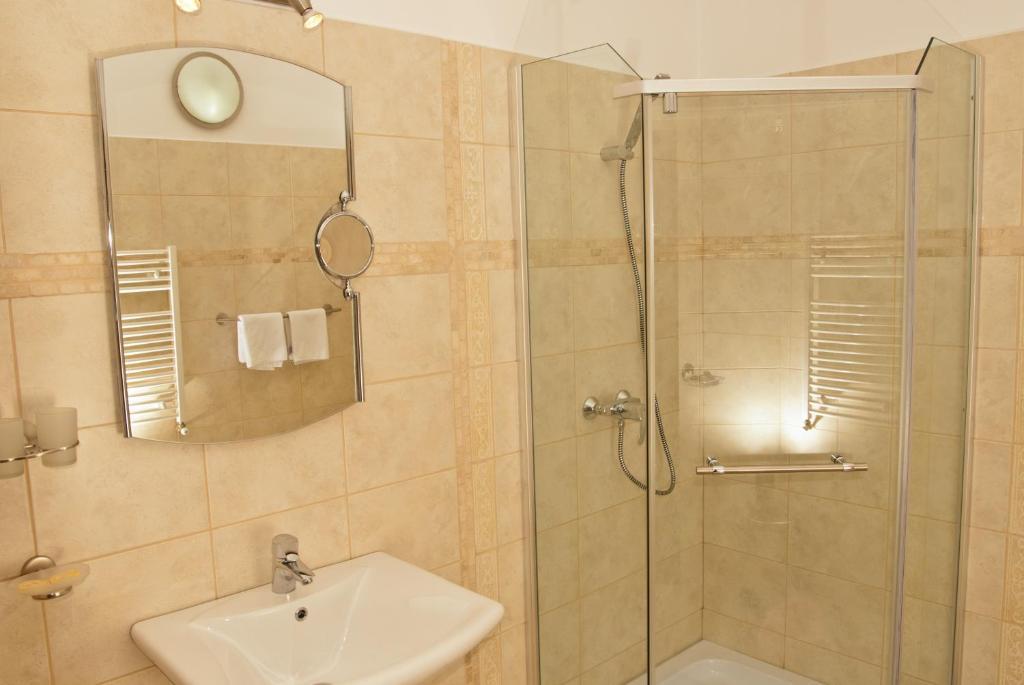 Hotel Belleville Iasi Bagian luar foto