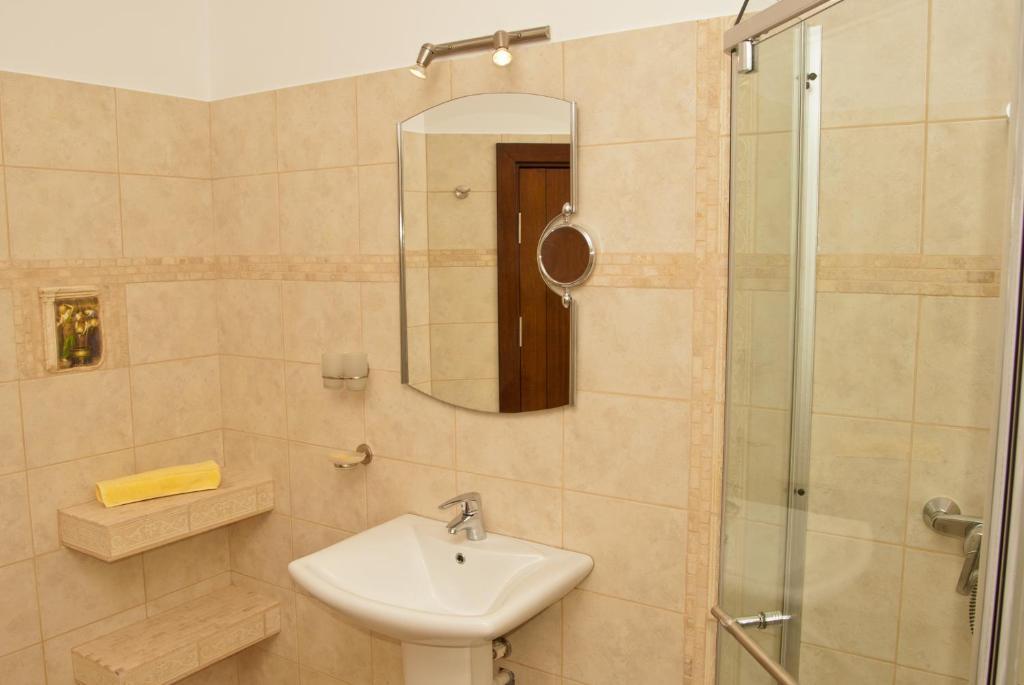 Hotel Belleville Iasi Bagian luar foto